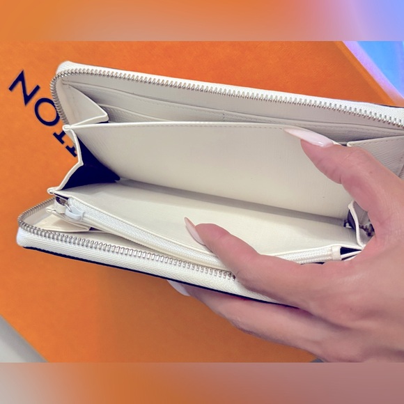 Gucci Micro GG Supreme Neon Star Zip
Around Wallet NWOT - Picture 6 of 7